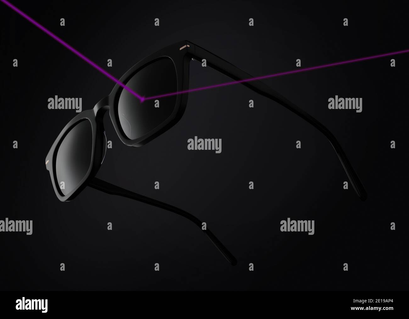 concepto de lentes que protegen de los rayos ultravioletas, gafas de sol aisladas sobre fondo negro filtro luz solar rayos uv , con ilustración de color púrpura Foto de stock