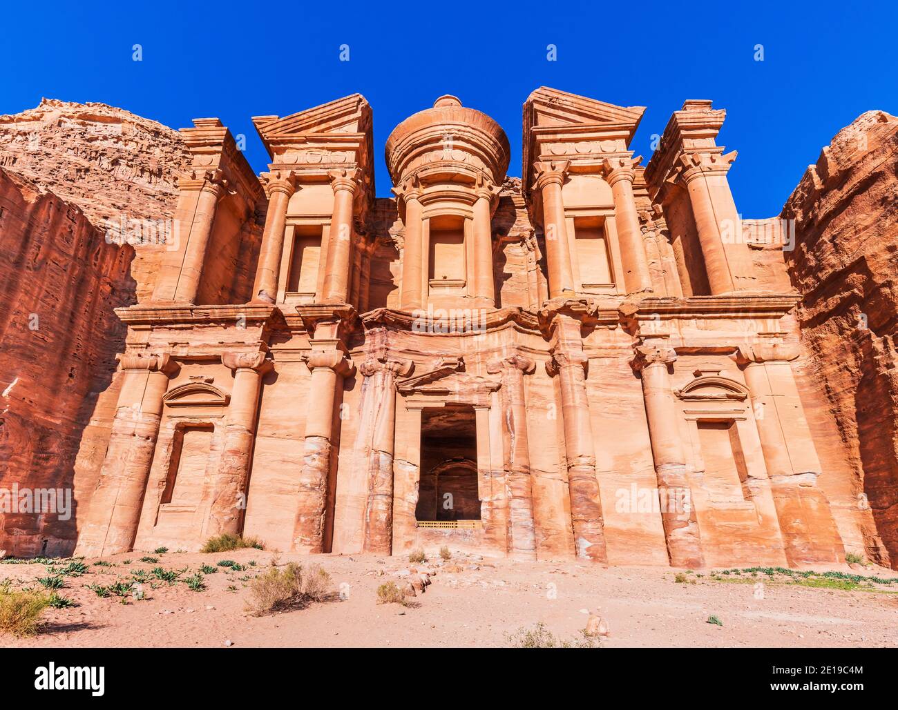 Petra, Jordania. El Deir (el Monasterio) en Petra, la capital del antiguo Reino nabateño. Foto de stock