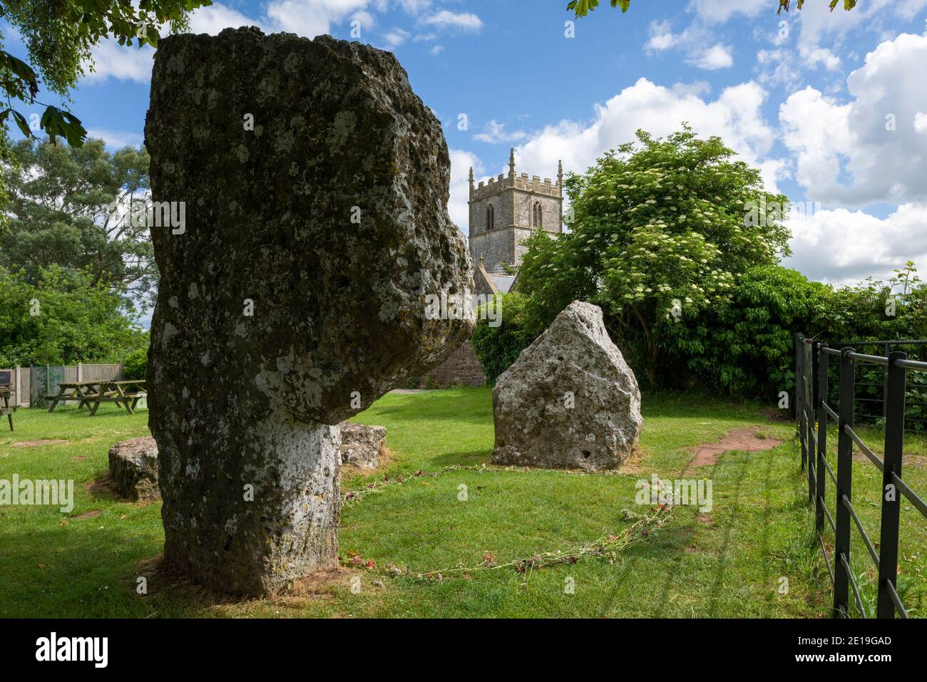 La cala en el pueblo de Stanton Drew, parte del Círculo de Piedra de Stanton Drew con la Iglesia de Santa María la Virgen más allá, Somerset, Inglaterra. Foto de stock