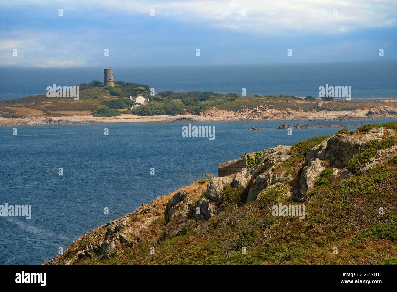 Escarpada costa de Guernsey, una isla en el Canal de la Mancha Foto de stock
