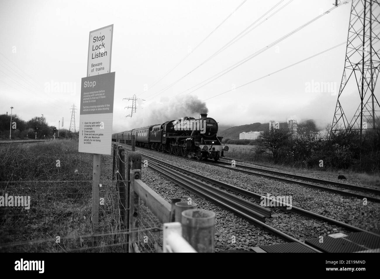 '44871' dirección este en Margam con un tren desde la línea de Gales Central. Foto de stock