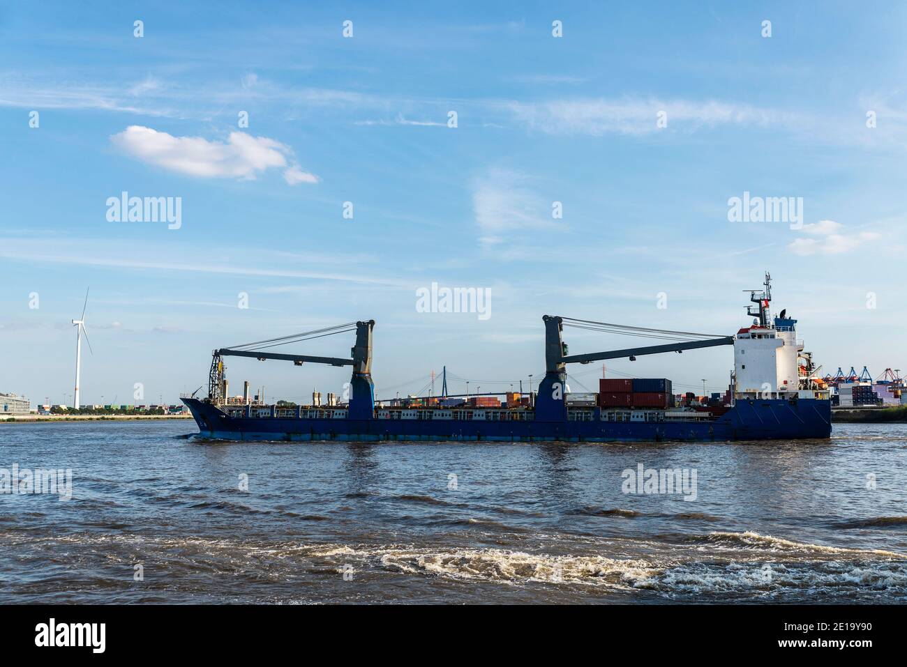 Barco de carga con contenedores navegando en el puerto del río Elba en Hamburgo, Alemania Foto de stock