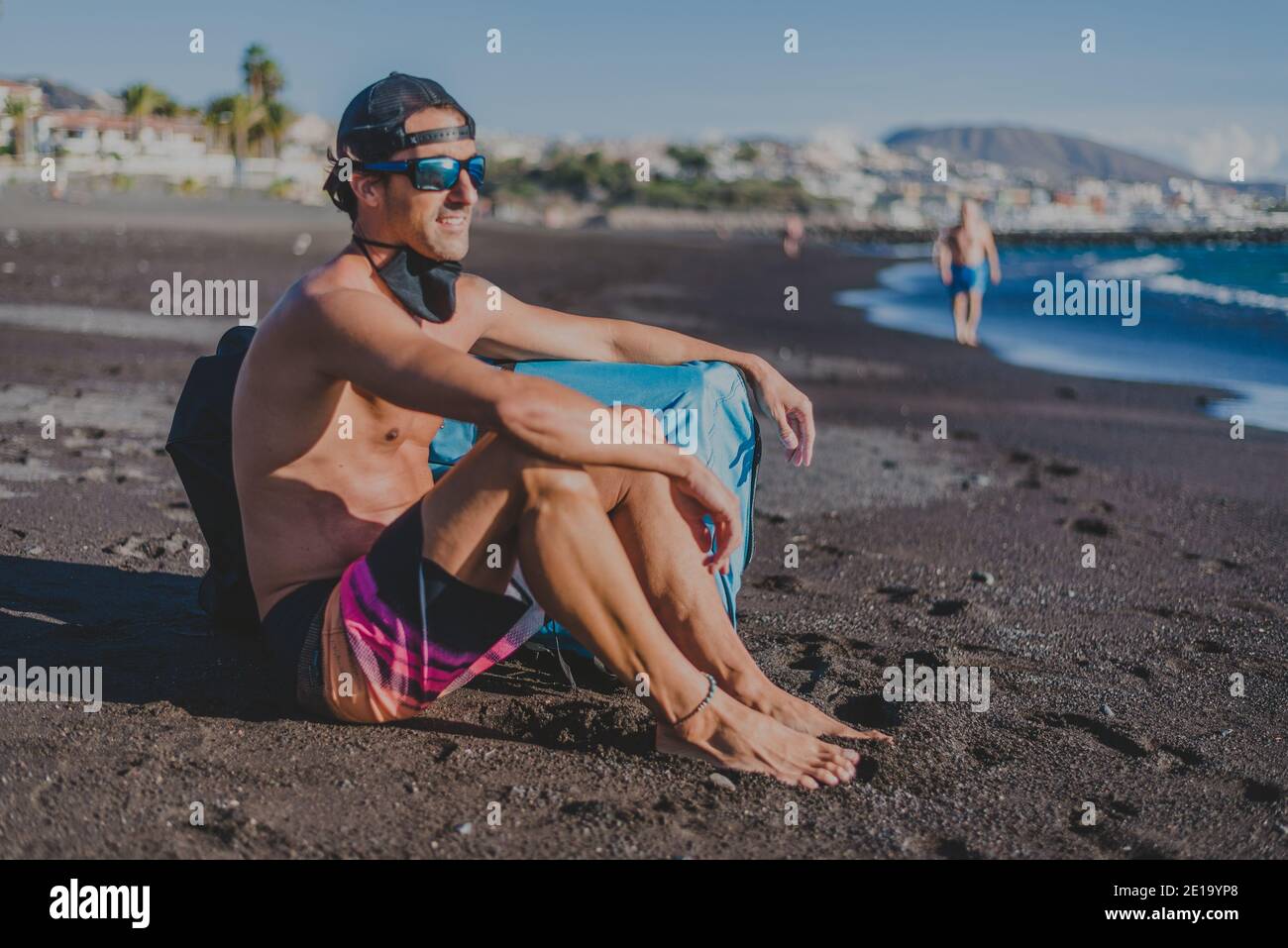 Ropa de surf fotografías e imágenes de alta resolución - Alamy