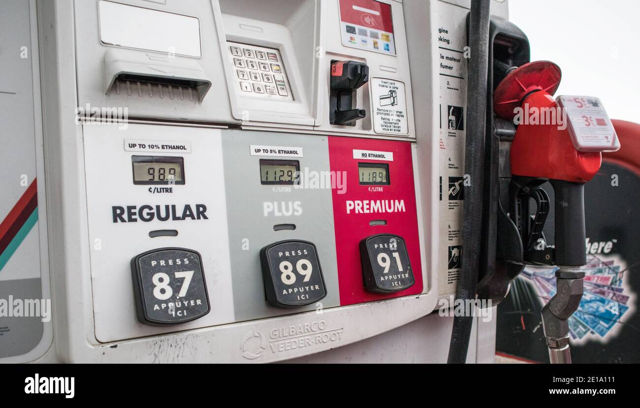 Una vista más cercana de una bomba de gas y las diferentes opciones de