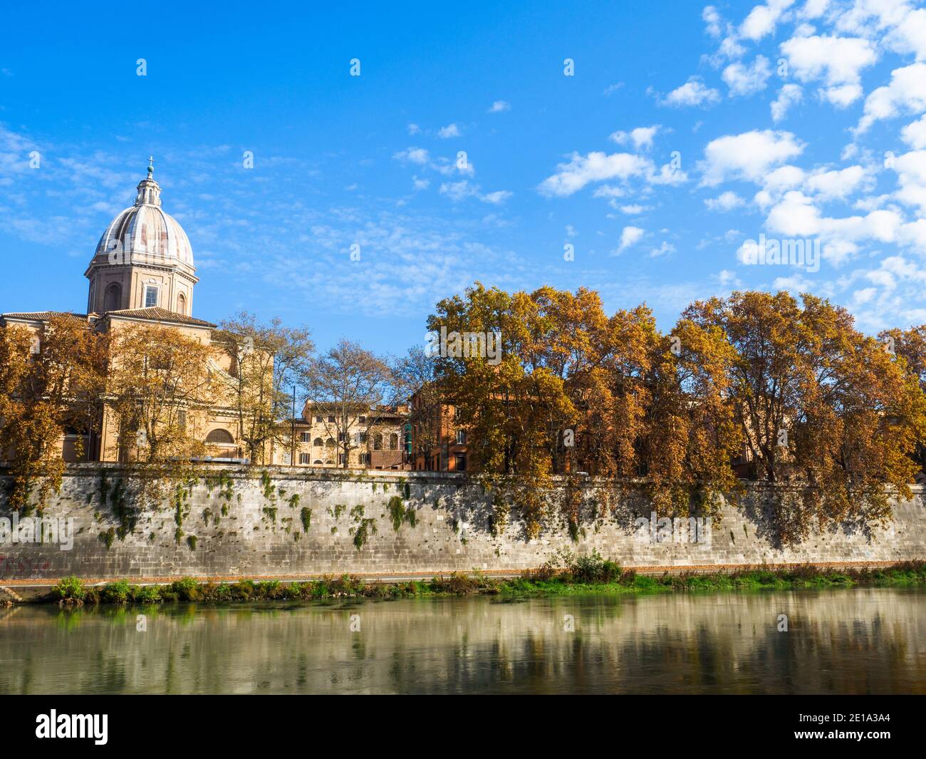 La cúpula de la Iglesia de San Giovanni Battista dei Fiorentini y el río Tíber - Roma, Italia Foto de stock
