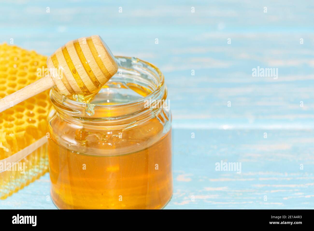 Miel en el fondo de panal. Miel en un tarro de vidrio y panal de miel  Fotografía de stock - Alamy