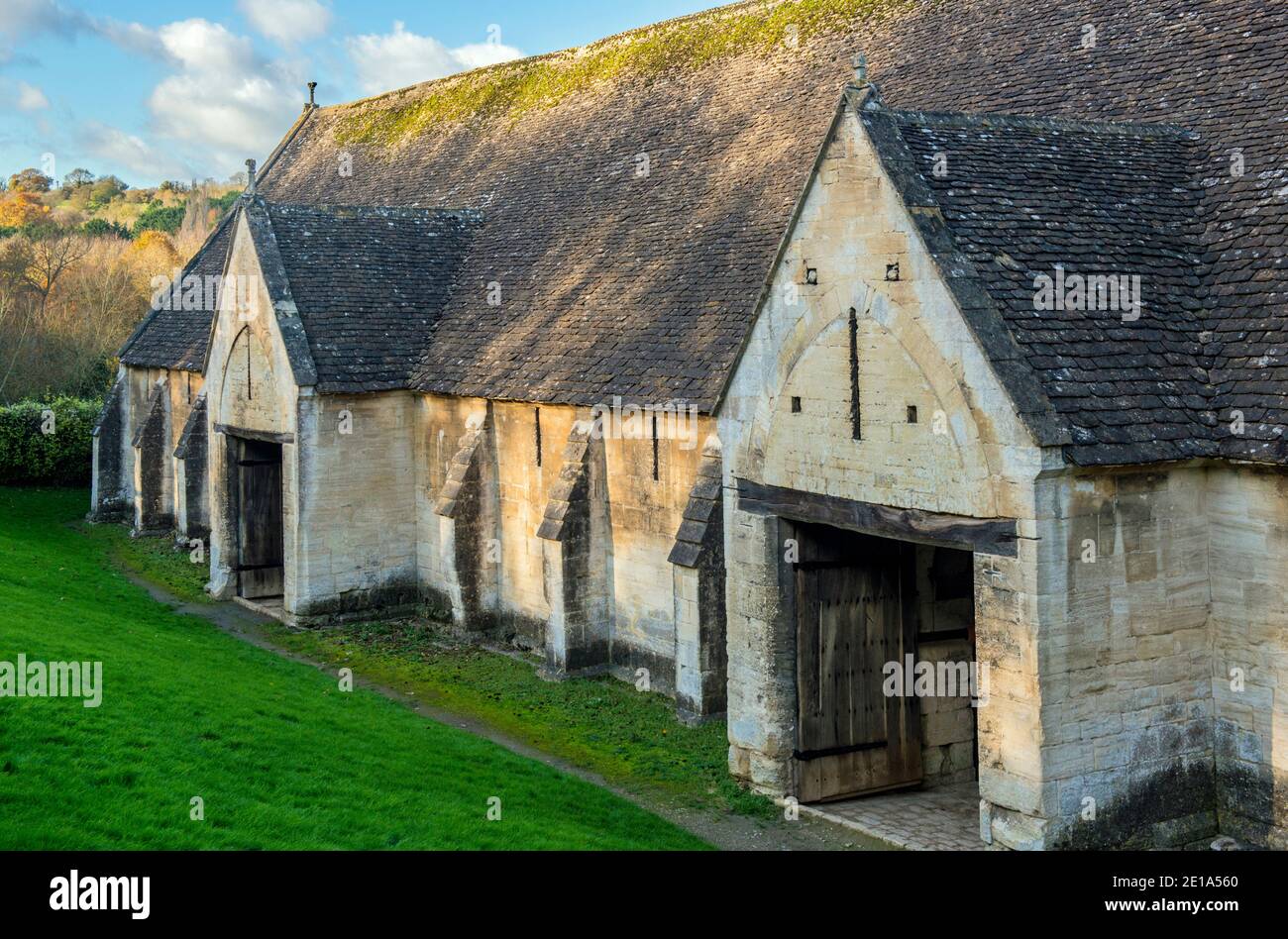 El granero de grado 1 catalogado como edificio, construido en el siglo 14 en Bradford on Avon, Wiltshire, Inglaterra Foto de stock
