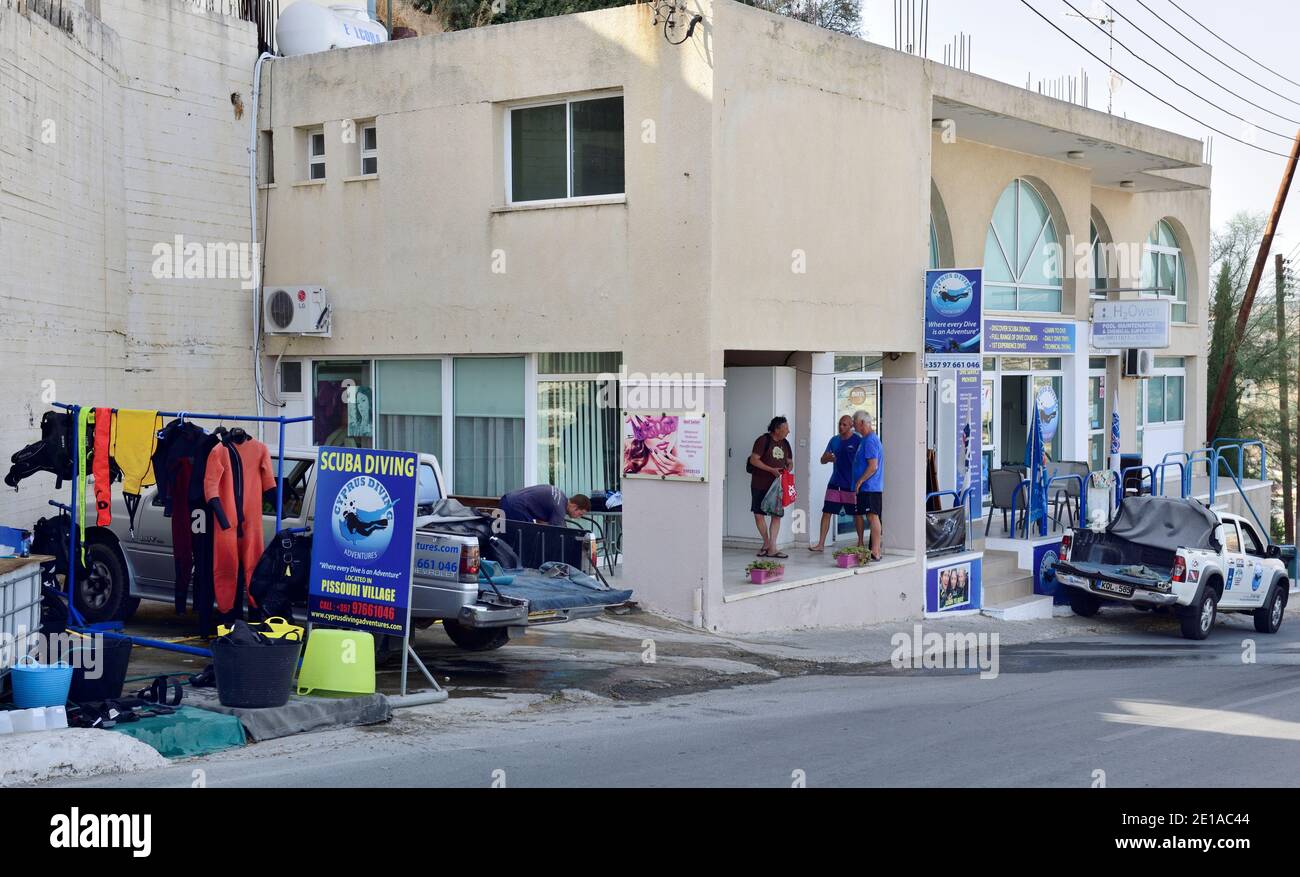 Tienda de buceo en la isla mediterránea de Chipre Foto de stock