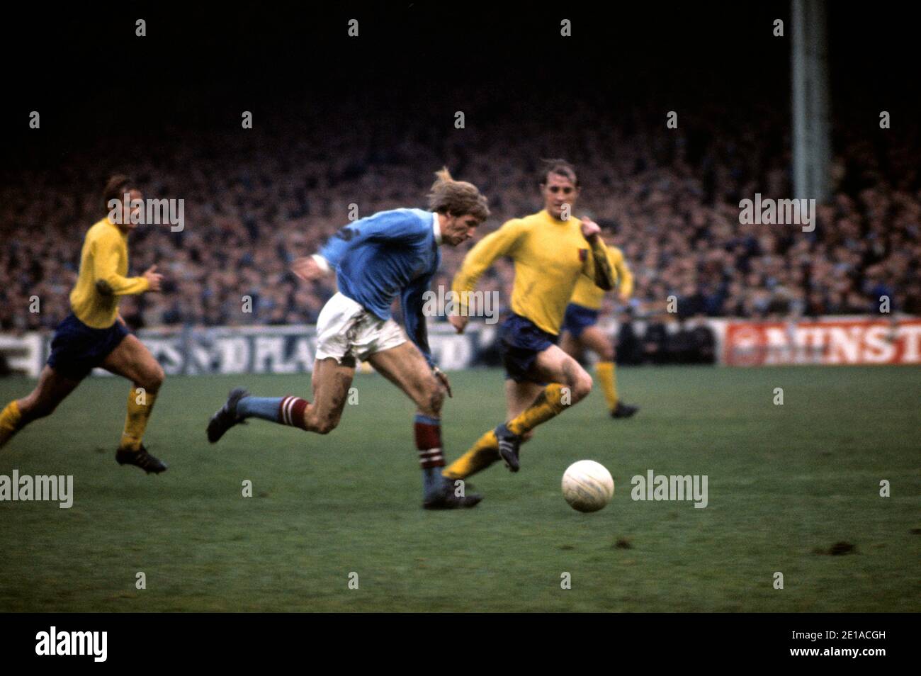 Foto de archivo fechada 1-11-1970 del Colin Bell de Manchester City en acción. Foto de stock