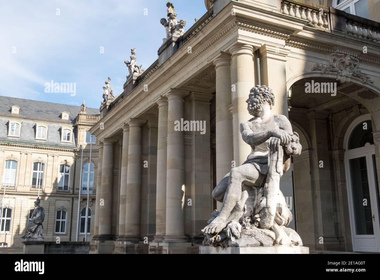 El Nuevo Palacio ( Neues Schloss ) que se encuentra en Schlossplatz, en Stuttgart - Alemania Foto de stock