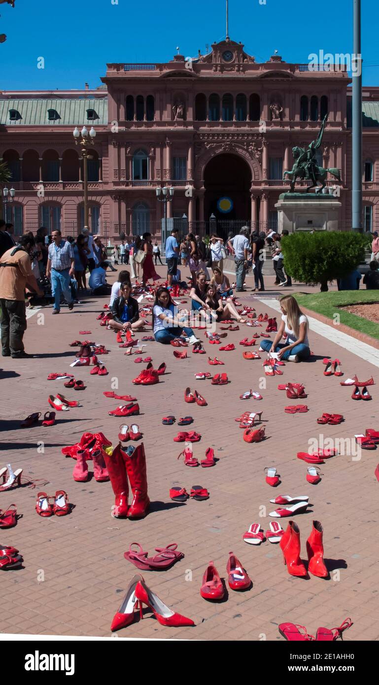 Protesta feminista de zapatos rojos frente al Palacio Presidencial Casa Rosada, Buenos Aires, Argentina Foto de stock
