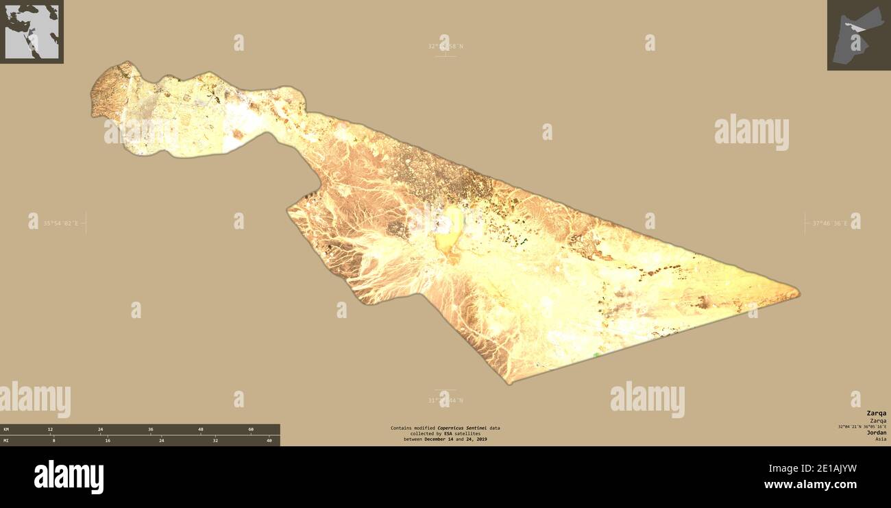 Zarqa, provincia de Jordania. Imágenes de satélite Sentinel-2. Forma aislada sobre fondo sólido con superposiciones informativas. Contiene Copernicus se modificado Foto de stock