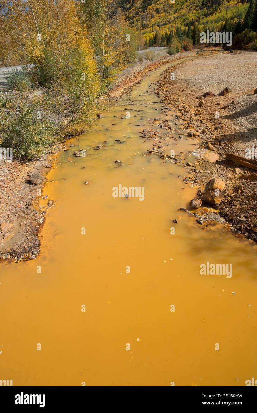 Drenaje de mina ácida en Red Mountain Creek en SW Colorado Foto de stock