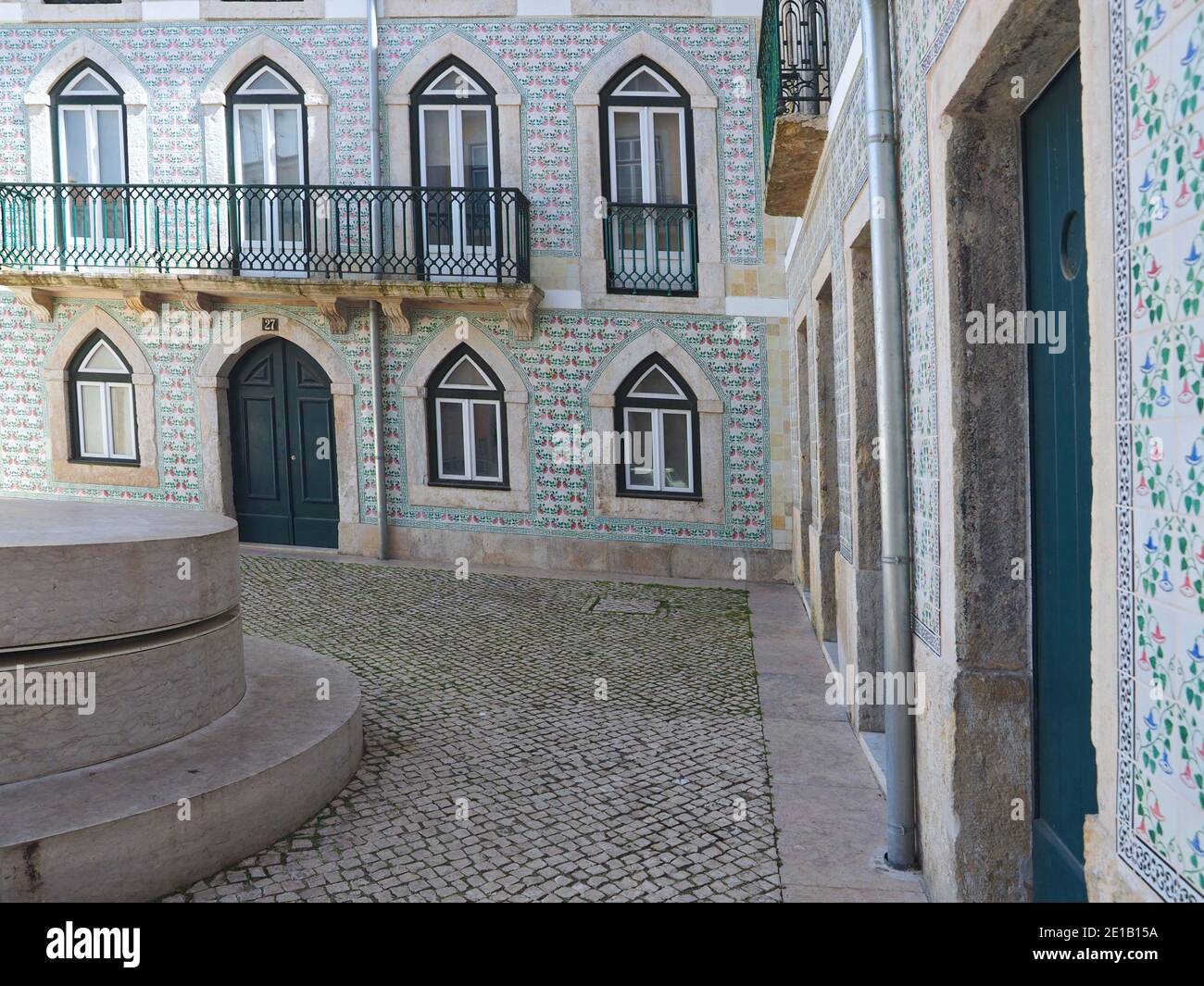 Casa típica portuguesa con azulejos verdes en Alfama en Lisboa, Portugal Foto de stock