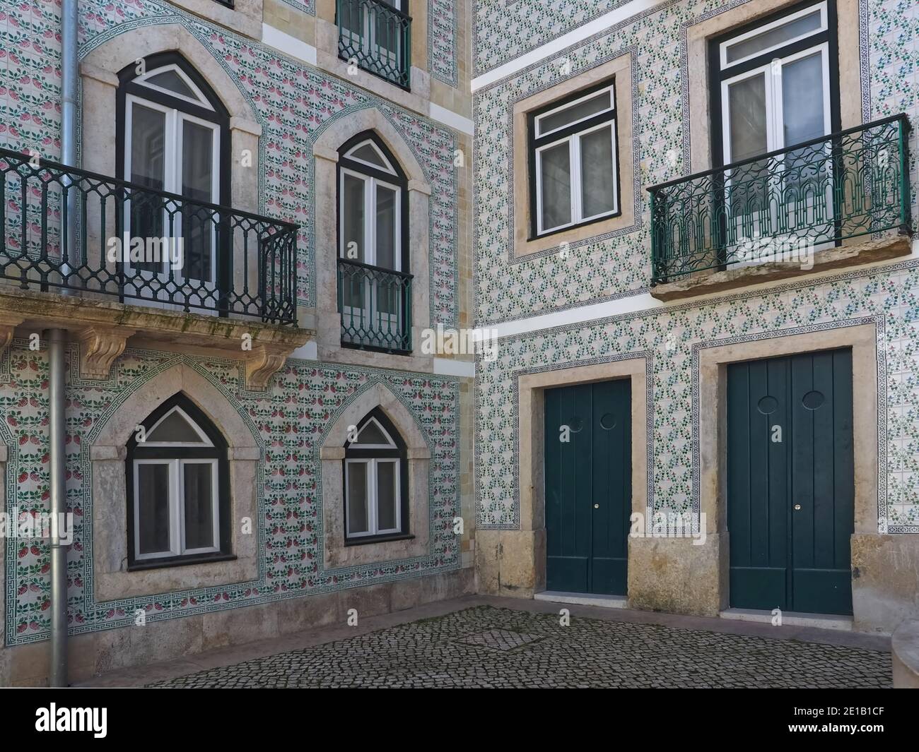 Casa típica portuguesa con azulejos verdes en Alfama en Lisboa, Portugal Foto de stock