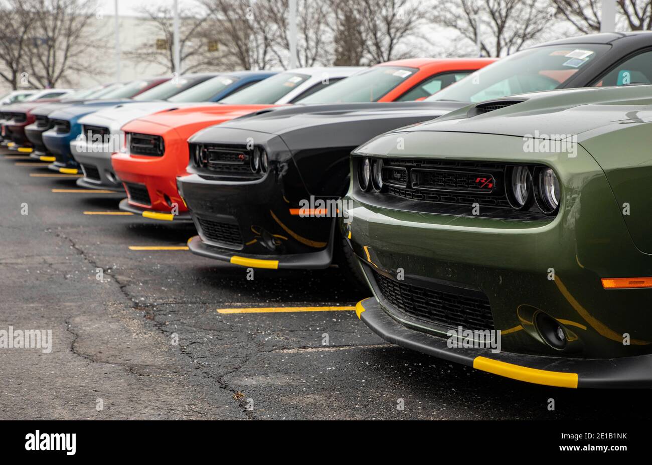 Gurnee, EE.UU. 5 de enero de 2021. Una fila de Dodge Challengers se ve en  un concesionario de Fiat Chrysler Automobiles (FCA) en Gurnee, Illinois,  Estados Unidos, el 5 de enero de