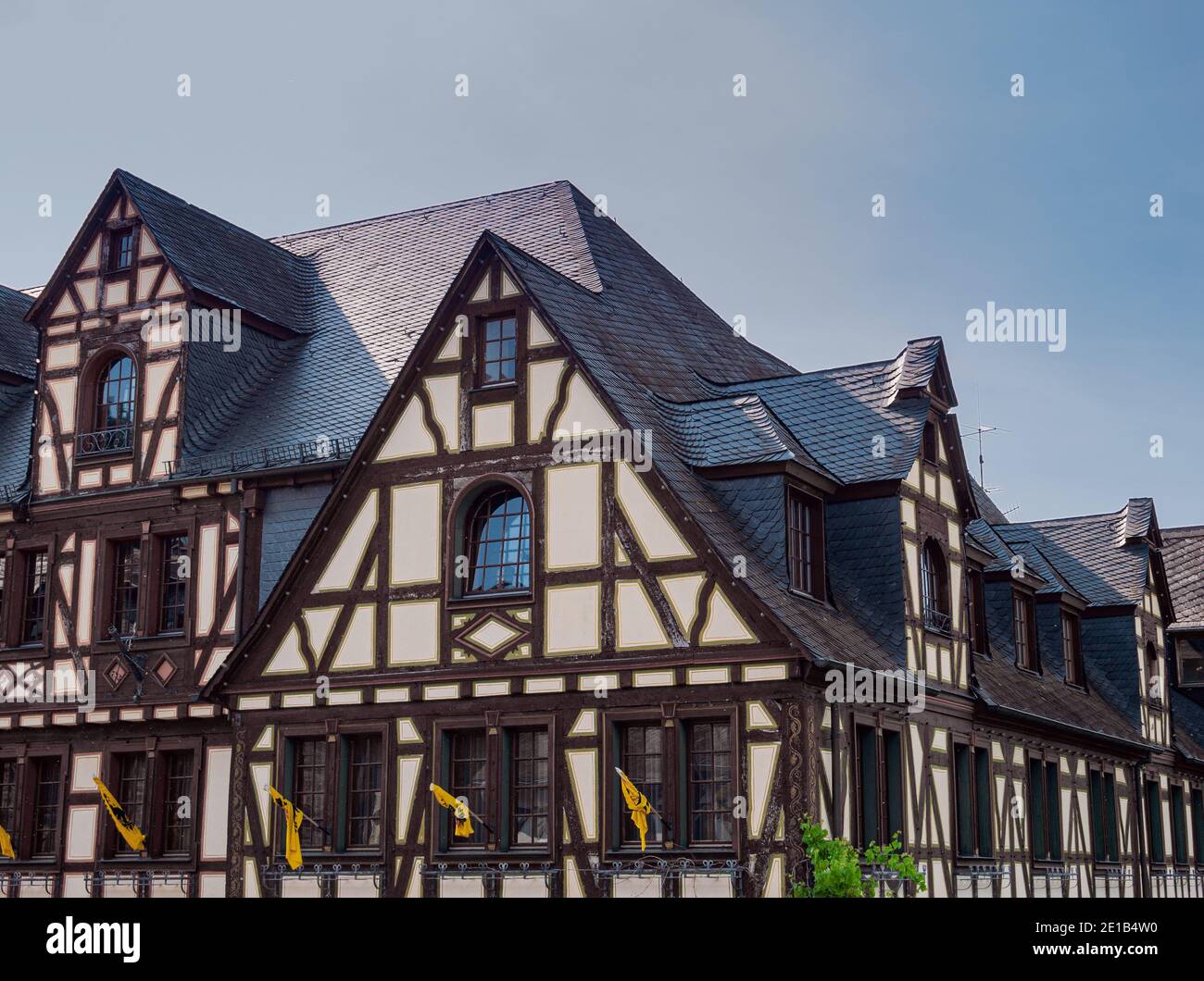 Una hermosa casa de entramado de madera con pequeñas banderas en las ventanas Foto de stock