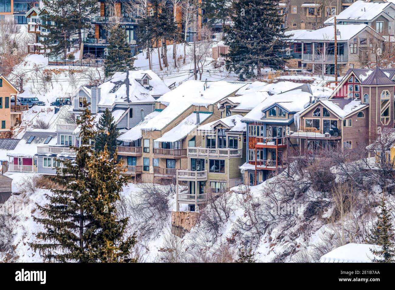 Casas de lujo de varios pisos en una ciudad de montaña cubierta de nieve en  invierno Fotografía de stock - Alamy
