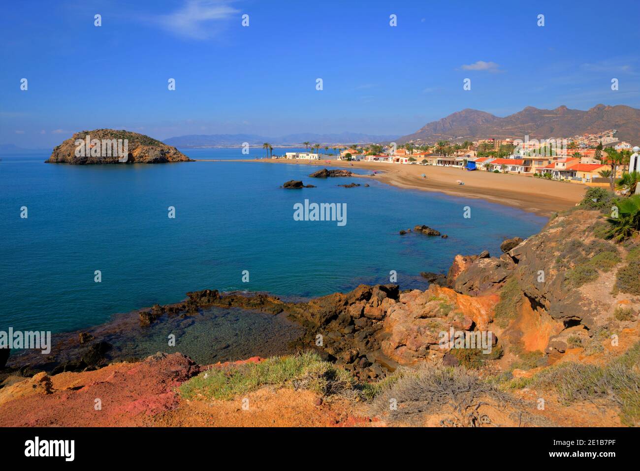 Playa de la Isla Puerto de Mazarrón Murcia España con la isla Fotografía de  stock - Alamy