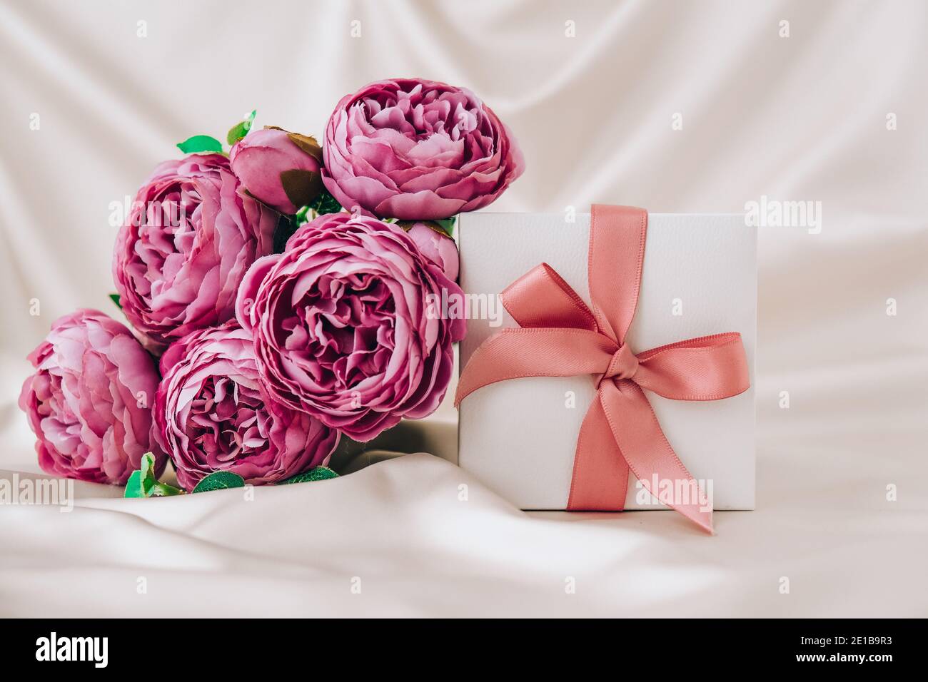 Peônias Na Mesa. Flores Vermelhas Brilhantes Nas Pernas Curtas Ficam Em Um  Vaso Transparente. Sobre A Mesa Jazem Pétalas De Peão Caídas Foto Royalty  Free, Gravuras, Imagens e Banco de fotografias. Image