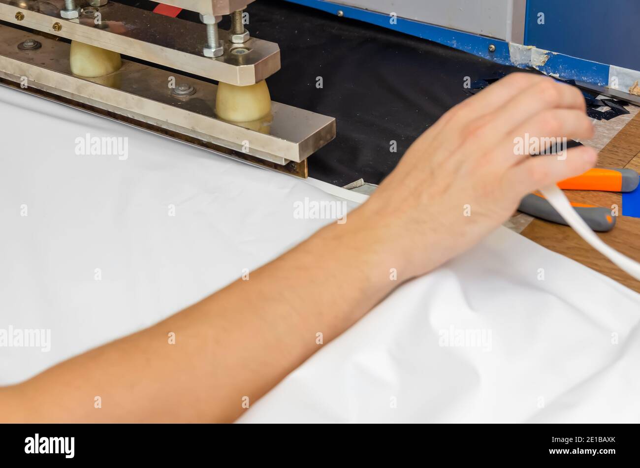 Las manos de los hombres trabajan en la máquina para soldar película de PVC  y costura de cantos. Tienda para la producción de techos elásticos  Fotografía de stock - Alamy