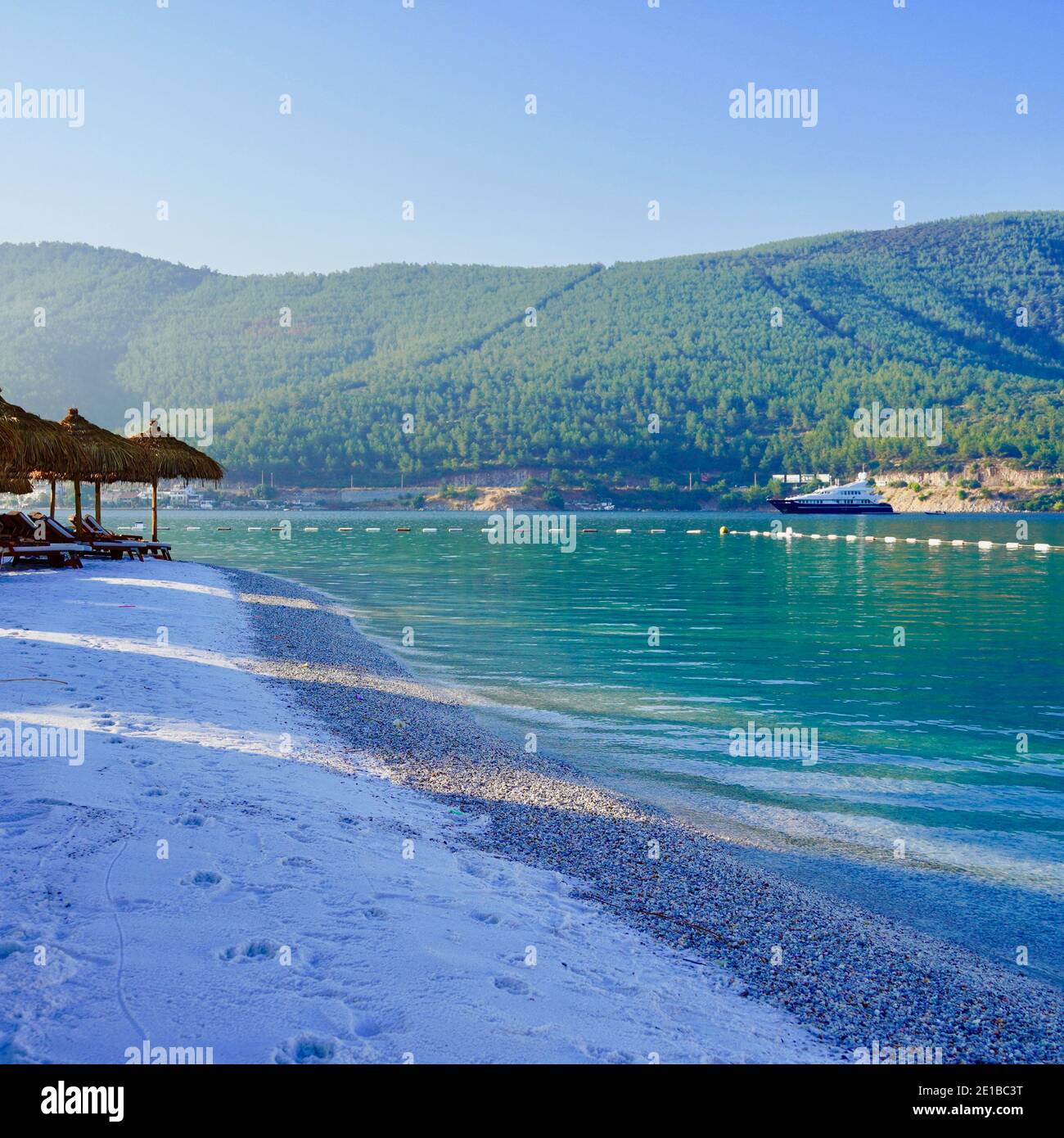 Paraíso Playa soleada con arena blanca, palmeras y mar turquesa. Formato cuadrado, vacaciones de verano y concepto de playa tropical. Un pedacito de paraíso. Lux Foto de stock