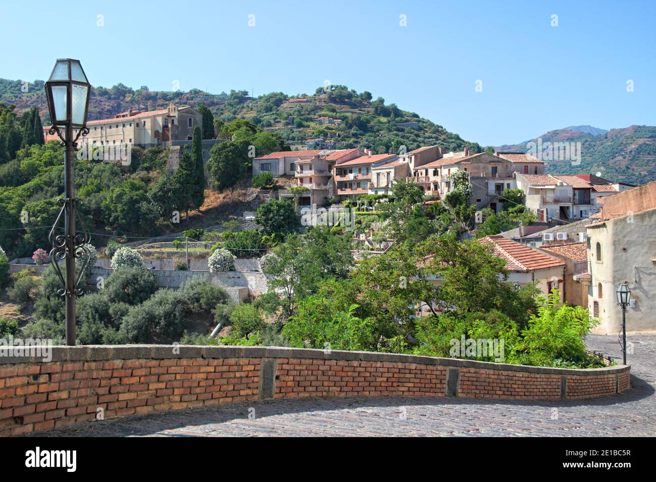 Savoca pintoresco pueblo de Sicilia destino de vacaciones Foto de stock