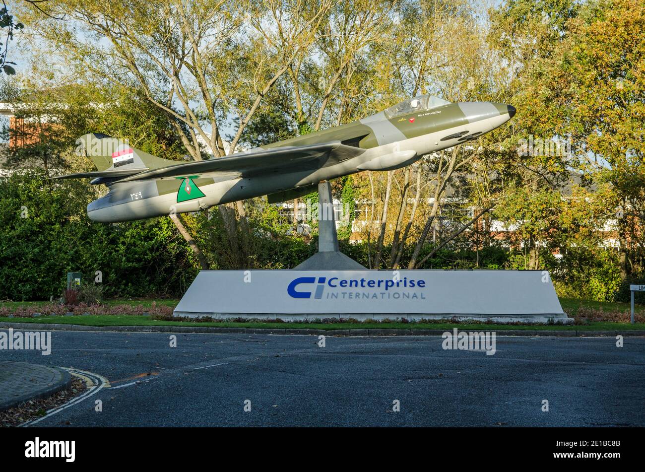 Basingstoke, Reino Unido - 6 de noviembre de 2020: Vista del avión de caza de aviones Hawker Hunter en exhibición fuera de las oficinas del contratista de defensa CSEnterprise Inter Foto de stock