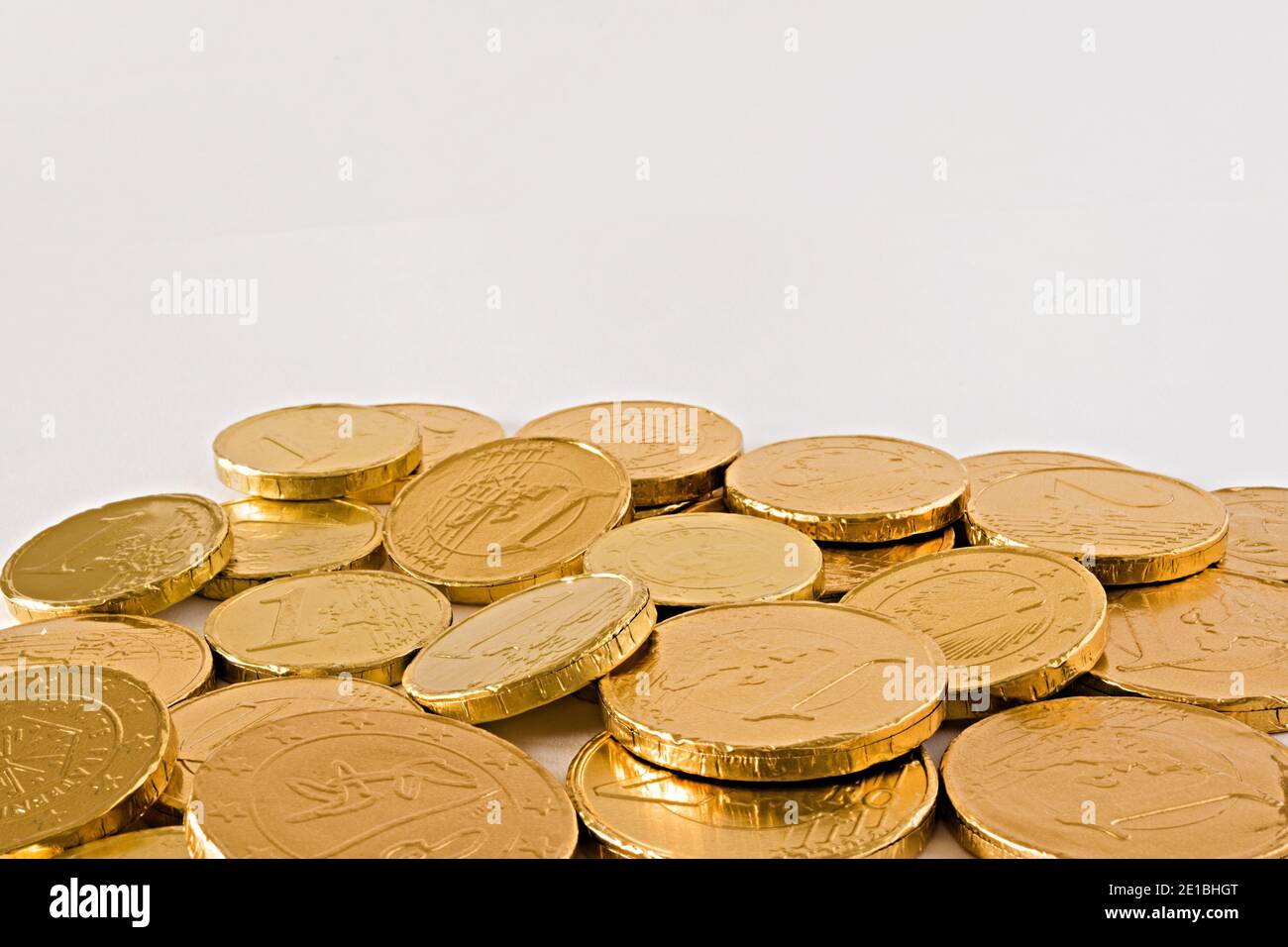 monete di cioccolato mucchio sparpagliate altra vista Foto de stock