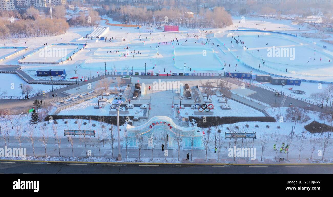 Una vista aérea de la pista de patinaje sobre hielo de 60,000 metros  cuadrados que se estima que sirve a más de 600,000 ciudadanos cerca para  participar en deportes de invierno, Har