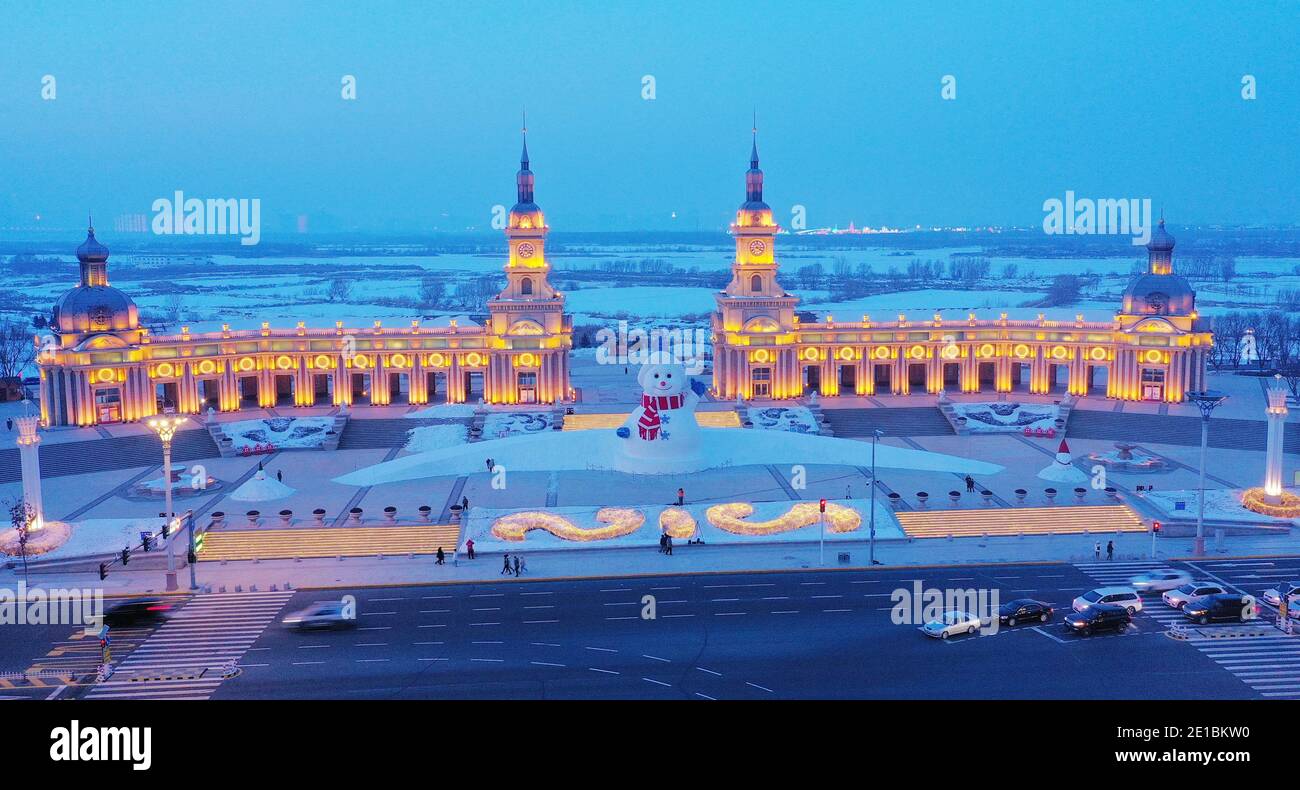 Un enorme muñeco de nieve con una altura de 18 metros Frente a la entrada principal de Harbin Music, similar a un castillo Park y llama la atención de los turistas Foto de stock