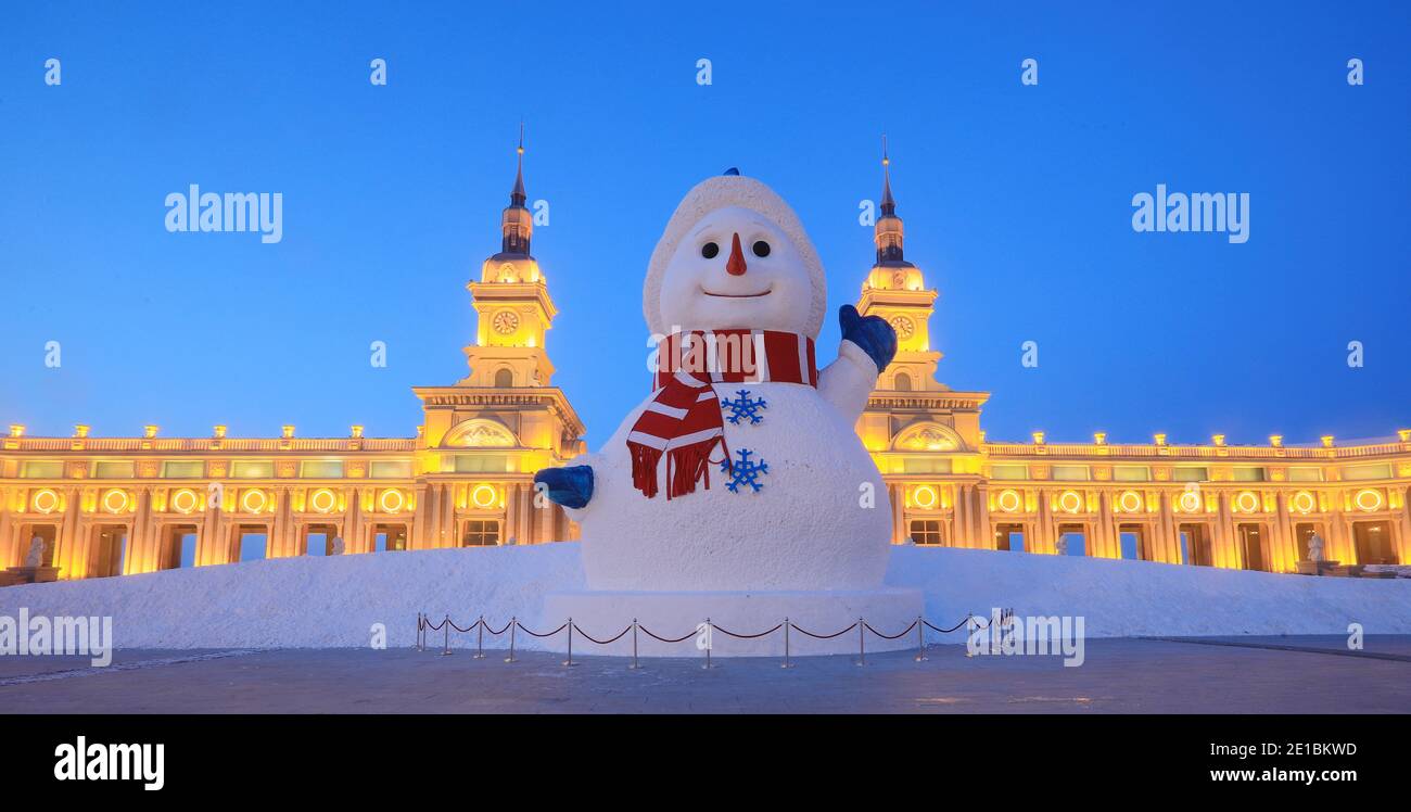 Un enorme muñeco de nieve con una altura de 18 metros Frente a la entrada principal de Harbin Music, similar a un castillo Park y llama la atención de los turistas Foto de stock