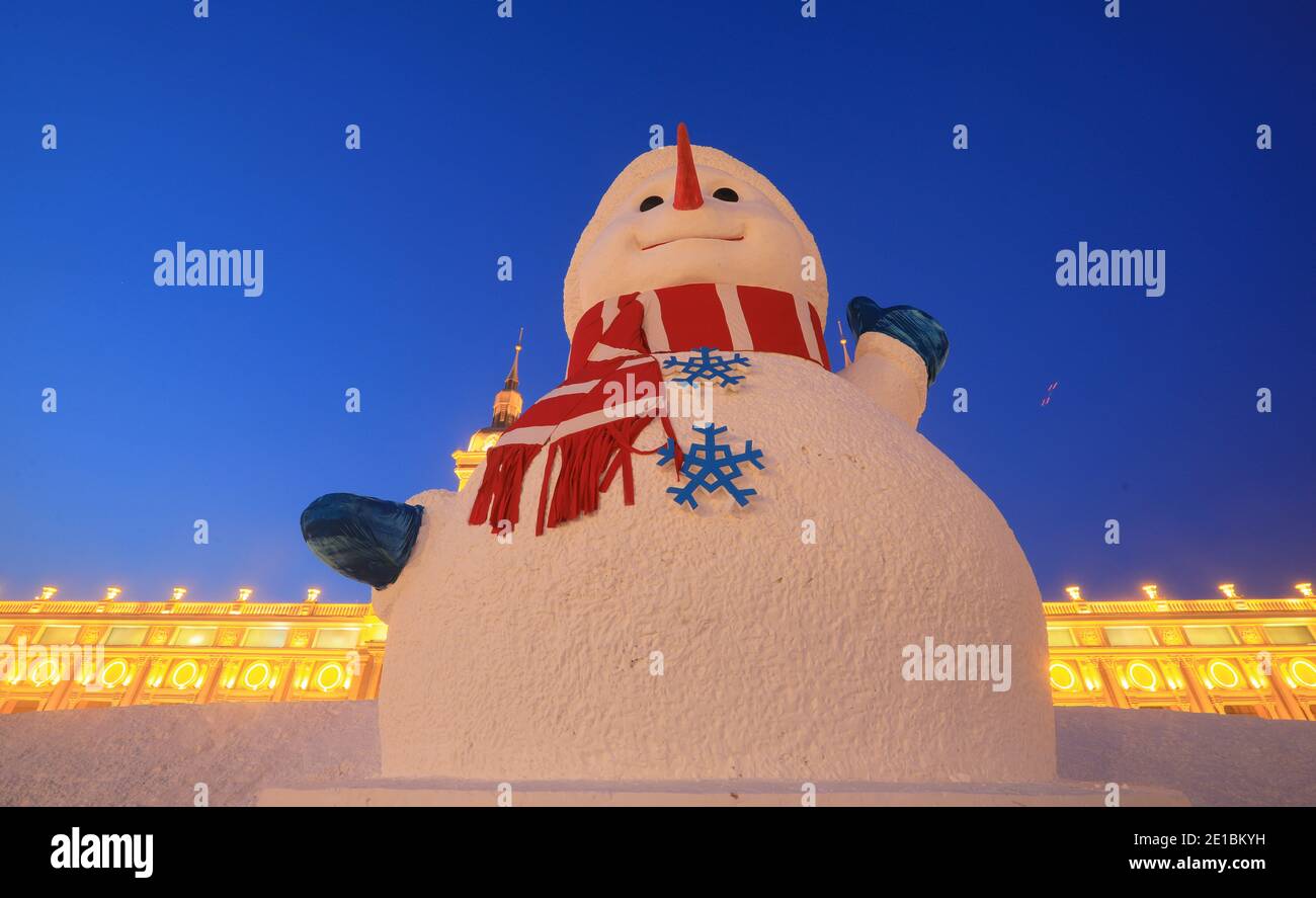 Un enorme muñeco de nieve con una altura de 18 metros Frente a la entrada principal de Harbin Music, similar a un castillo Park y llama la atención de los turistas Foto de stock