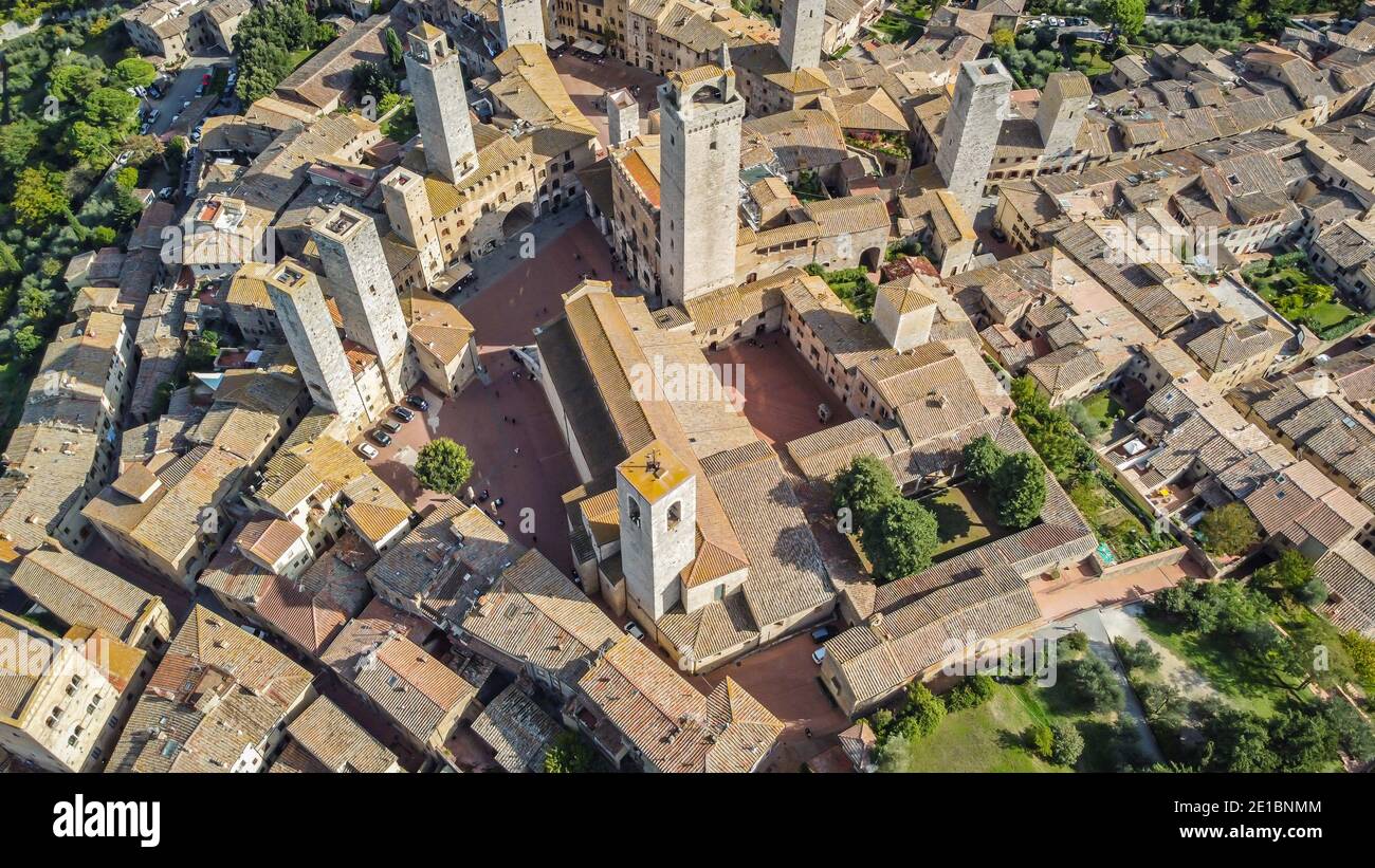 Vista aérea de la antigua aldea etrusca de San Gimignano en la región Toscana de Italia. Foto de stock