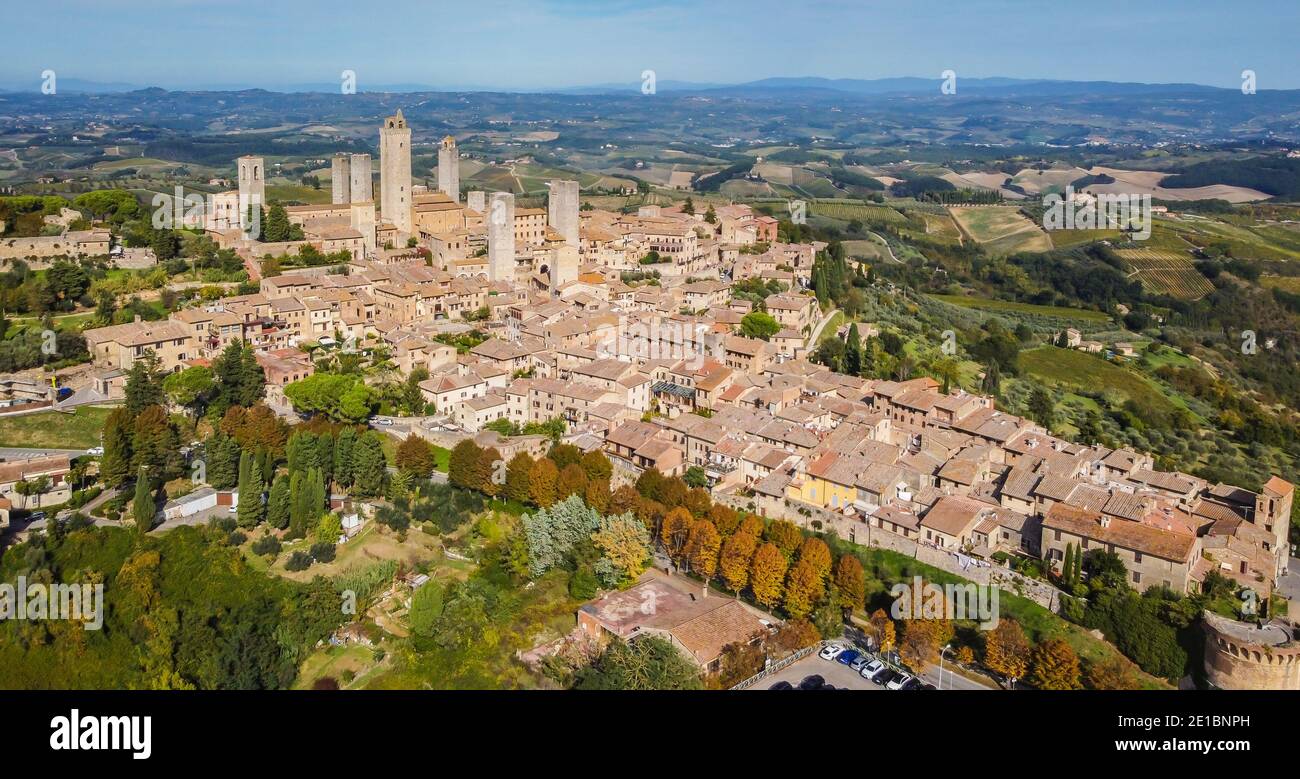 Vista aérea de la antigua aldea etrusca de San Gimignano en la región Toscana de Italia. Foto de stock