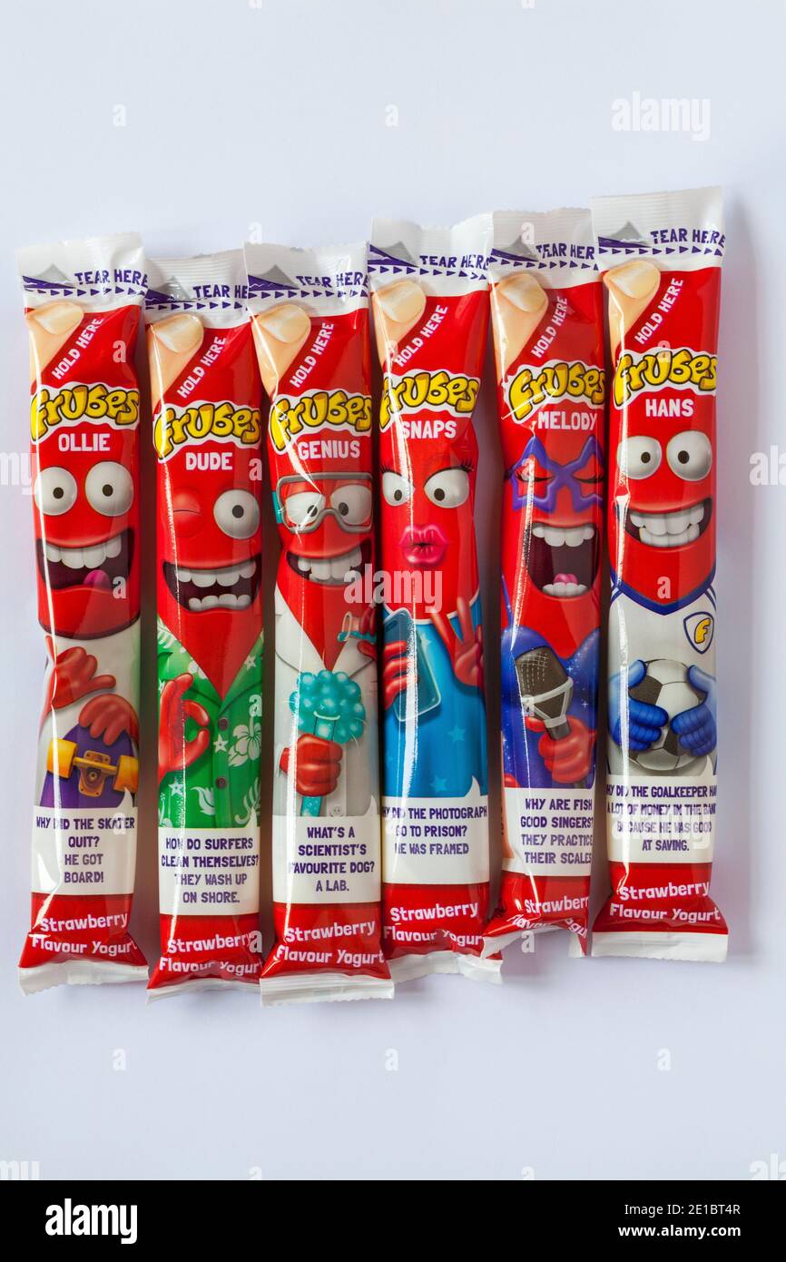 Yoplait Frubes, frais framage en un tubo yogur sabor fresa aislado sobre fondo blanco - también conocido como Go-GURT y tubos de Yoplait Foto de stock