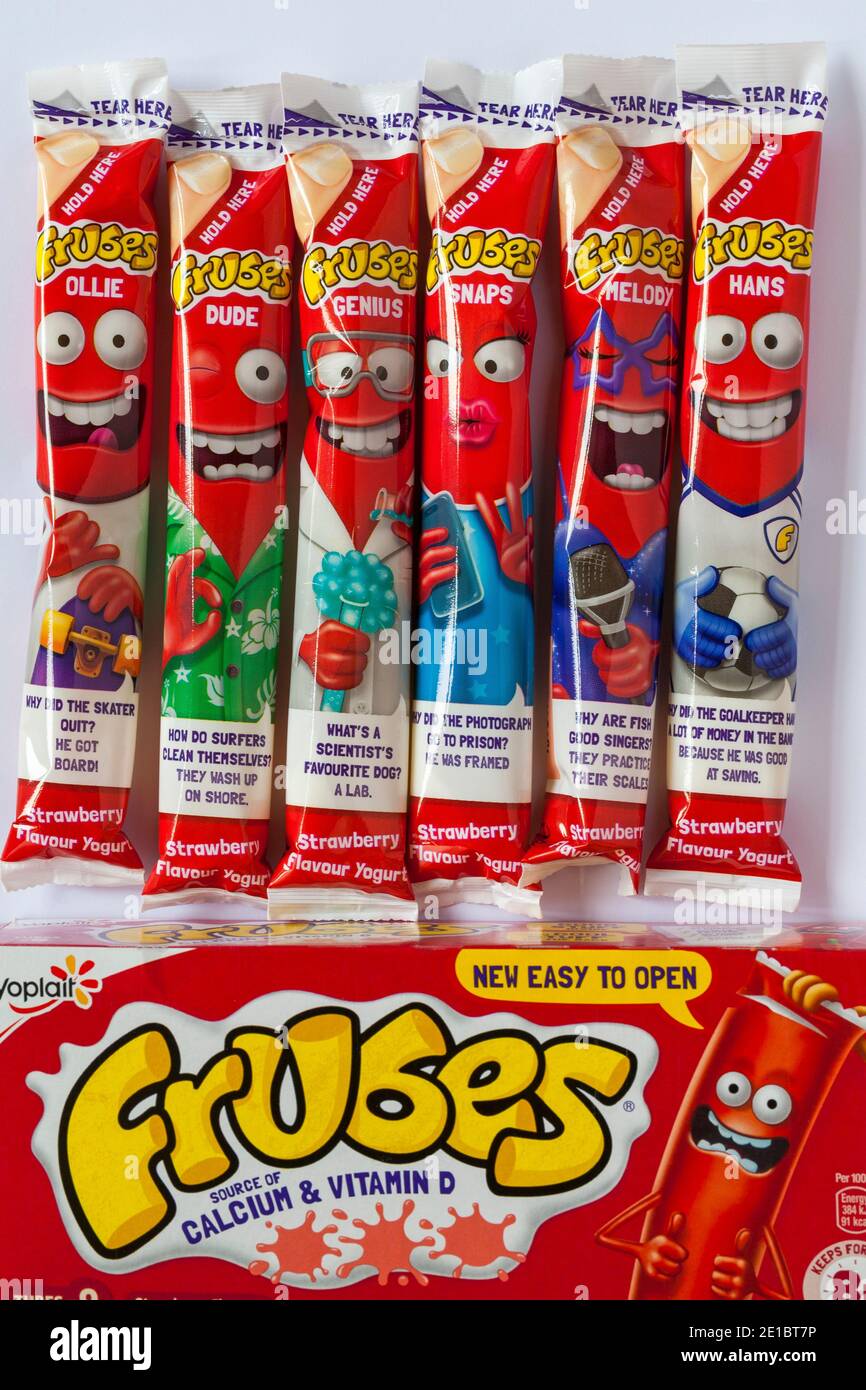 Yoplait Frubes, frais framage en un tubo yogur sabor fresa sobre fondo blanco - también conocido como Go-GURT y tubos de Yoplait Foto de stock