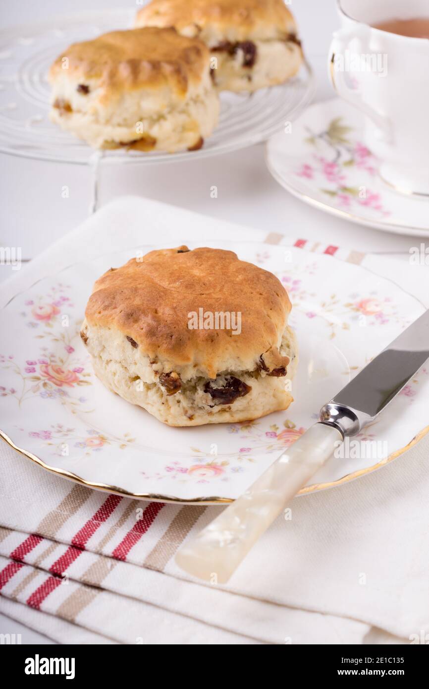 Scones un clásico pastel británico lleno de sultanas y pasas y a menudo se sirve durante el té de la tarde Foto de stock