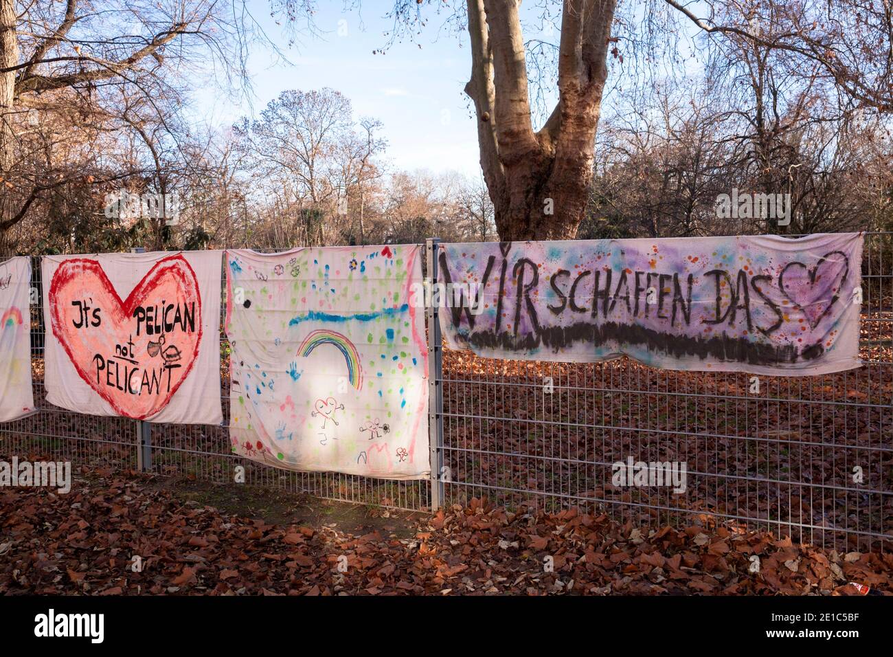Pancartas pintadas por niños cuelgan en la valla de un jardín de infantes en el distrito Neustadt-Sued durante la pandemia de Corona, traducción: Podemos hacerlo. C Foto de stock