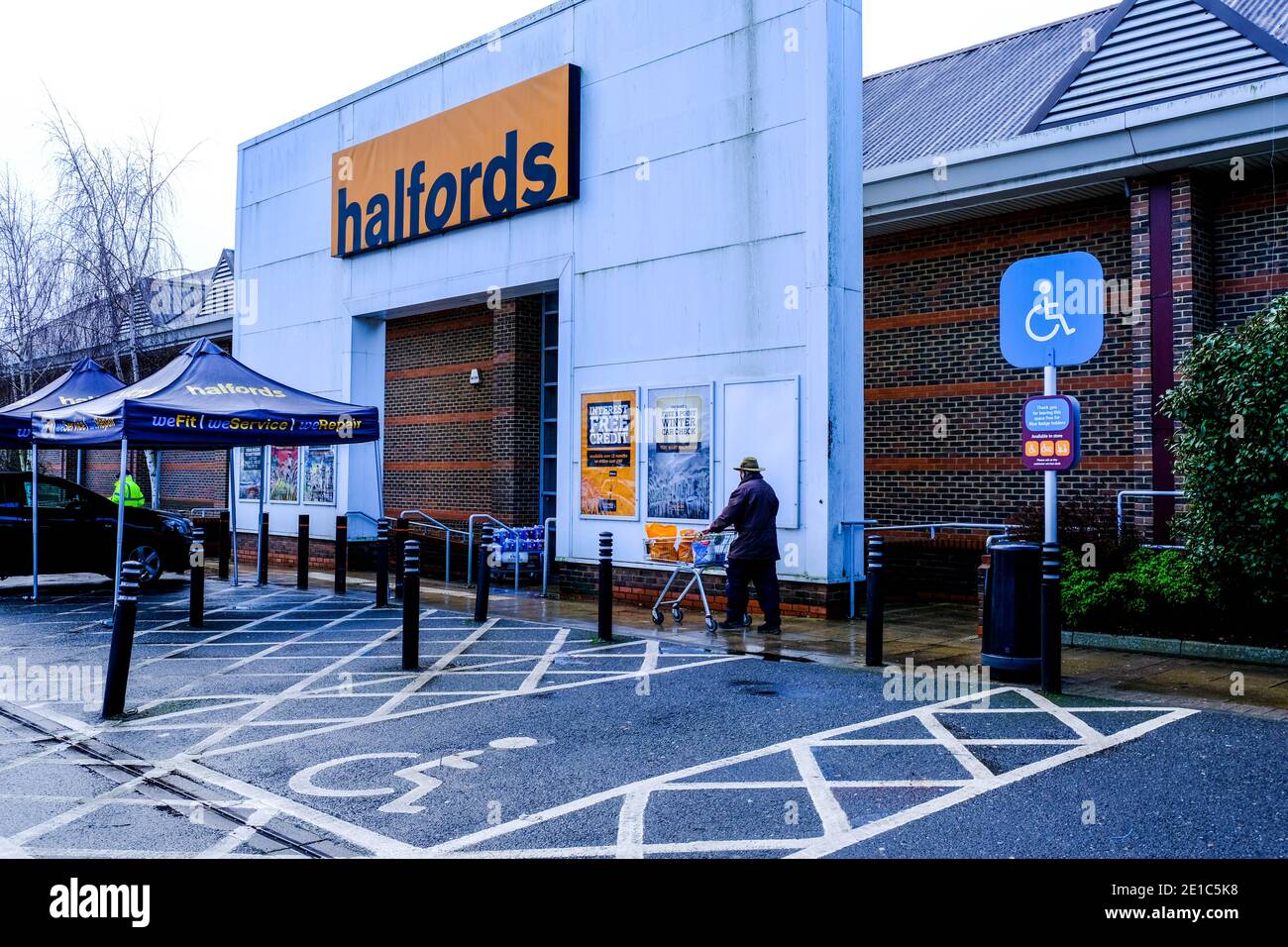 Epsom Surrey, Londres Reino Unido Enero de 06 2021, Halfords Car Part Retailer Abierto al público durante el cierre como un negocio esencial Foto de stock