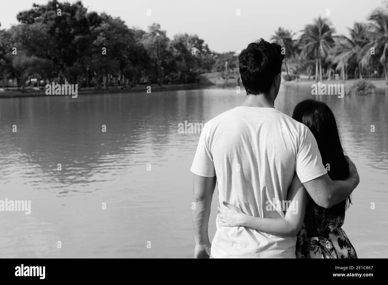 Pareja abrazada de espalda Imágenes de stock en blanco y negro - Alamy Pareja abrazada de espalda Imágenes de stock en blanco y negro - Alamy