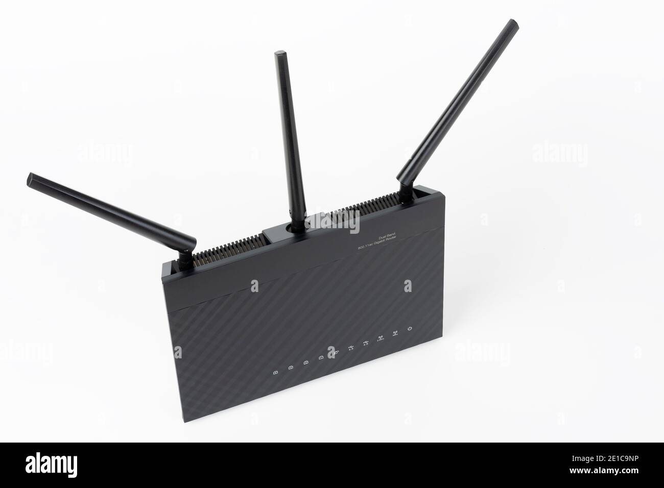 Caja de papel, dentro del router wifi, dispositivo inalámbrico con tres  antenas Fotografía de stock - Alamy