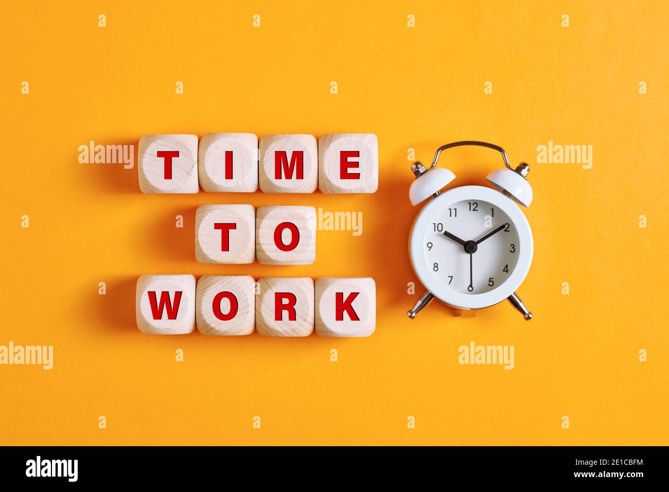 La palabra tiempo para trabajar en cubos de madera con reloj despertador. Negocio, carrera o trabajo duro concepto. Foto de stock