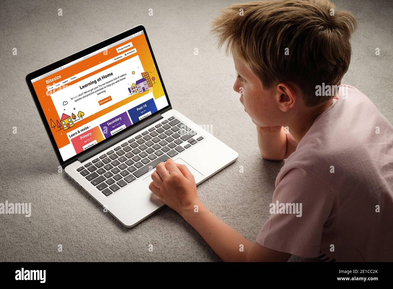 Un niño que aprende en casa en el sitio web de BBC Bitesize. Foto de stock