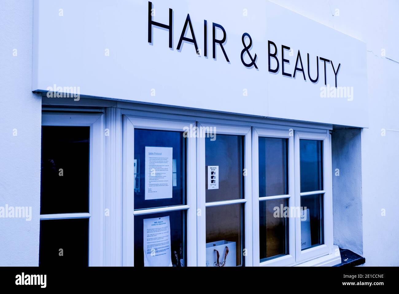 Epsom Surrey, Londres Reino Unido Enero 06 2021, Cerrar Contacto las empresas de peluquería y belleza de las mujeres permanecen cerradas durante el cierre de Covid-19 Foto de stock