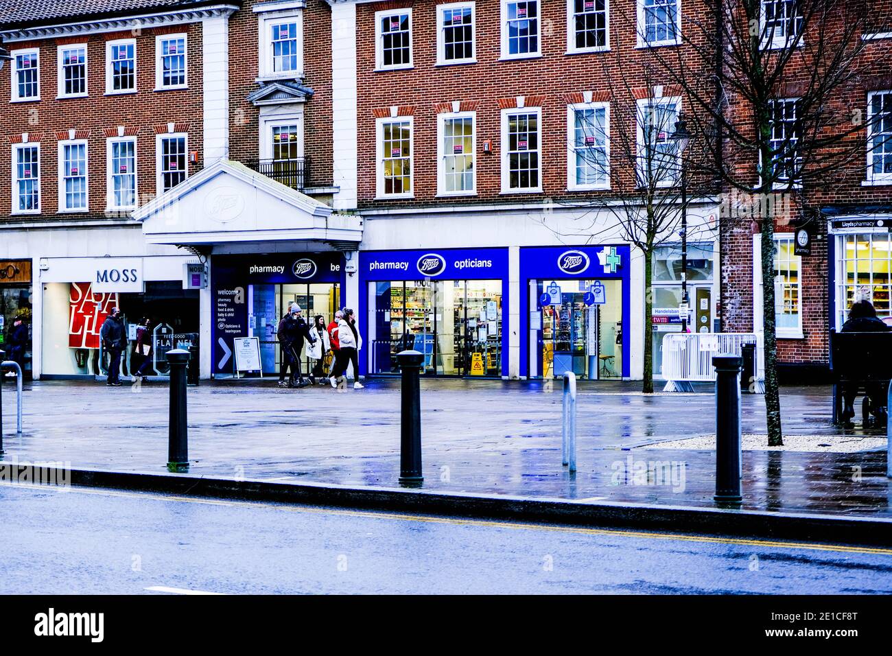 Epsom Surrey, Londres Reino Unido Enero de 06 2021, Boots High Street Chemist o Farmacia con la pequeña Corona de compradores fuera Foto de stock