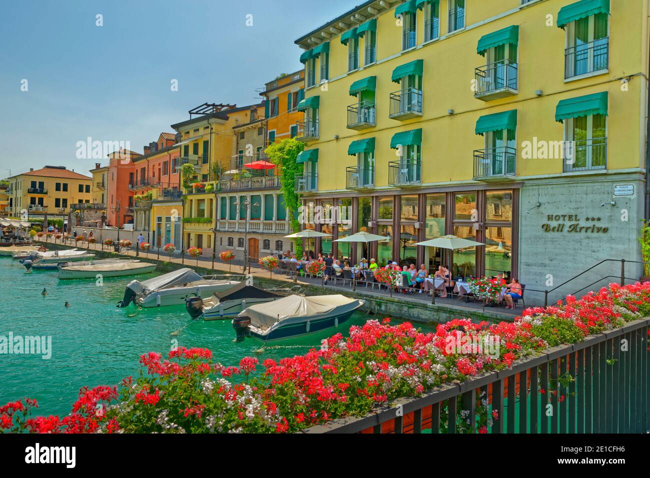 Costa del río Mincio y salida del Lago de Garda en Peschiera del Garda, la región del Veneto, Italia. Foto de stock