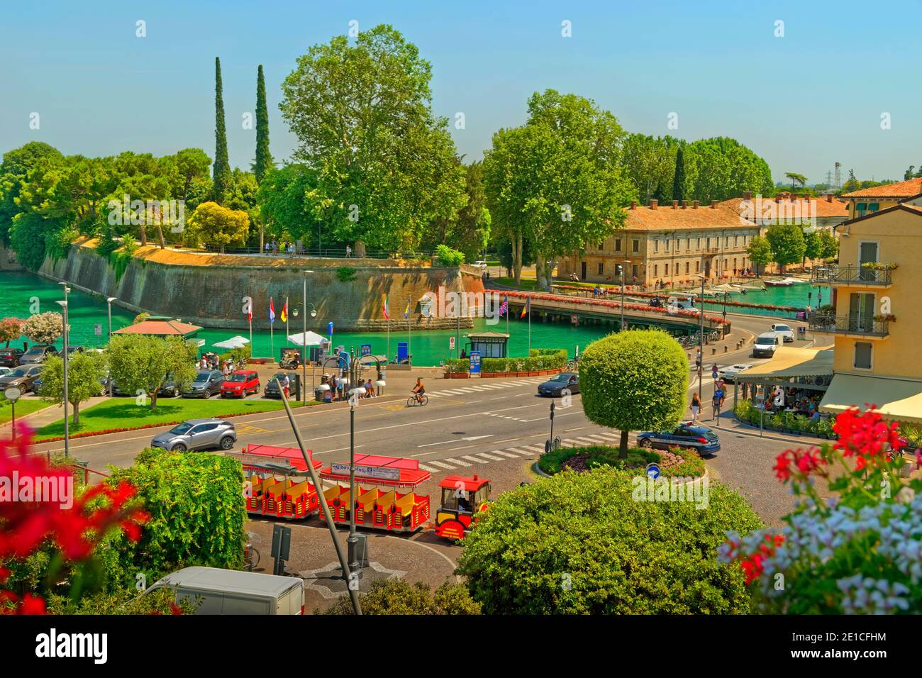 Lago de Garda en Peschiera del Garda, Veneto, Italia. Foto de stock