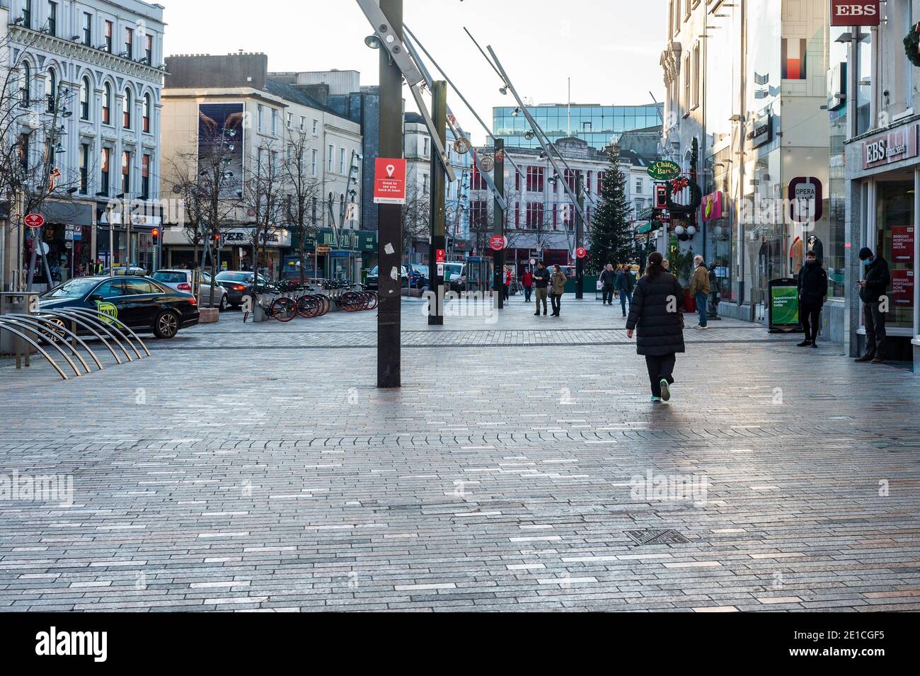 Cork, Irlanda. 6 de enero de 2021. El centro de la ciudad de Cork estaba tranquilo esta tarde, debido a las restricciones de cierre de nivel 5 de Coronavirus. Crédito: AG News/Alamy Live News Foto de stock