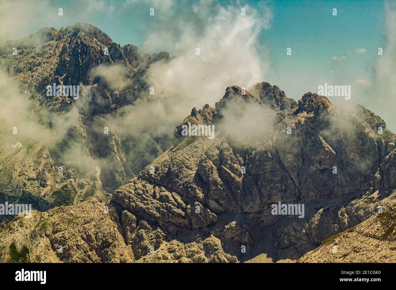 Picos de Monte Prena en las nubes. Gran Sasso y el Parque Nacional Monti della Laga, Abruzos, Italia, Europa Foto de stock